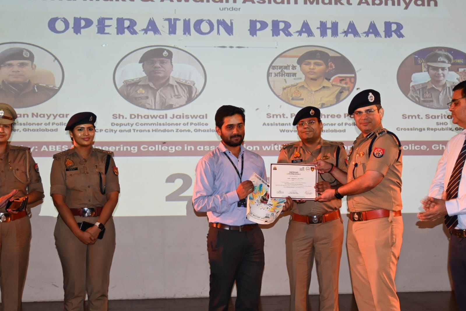 गाजियाबाद पुलिस का जागरूकता अभियान, युवाओं को नशे से दूर रहने का संदेश, नुक्कड़ नाटक बना आकर्षण