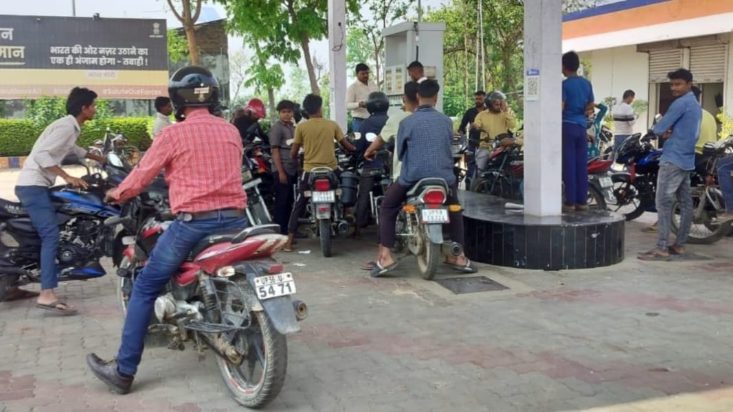 अफवाह बनी अफरा-तफरी की वजह, डीज़ल-पेट्रोल के लिए पंपों पर लगी लंबी कतारें, जानिए पूरा अपडेट