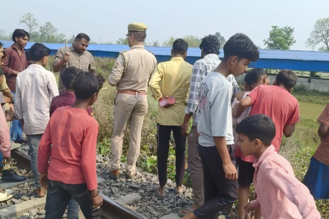 कुशीनगर में दर्दनाक हादसा, ट्रेन की चपेट में आने से महिला की मौत, इलाके में सनसनी