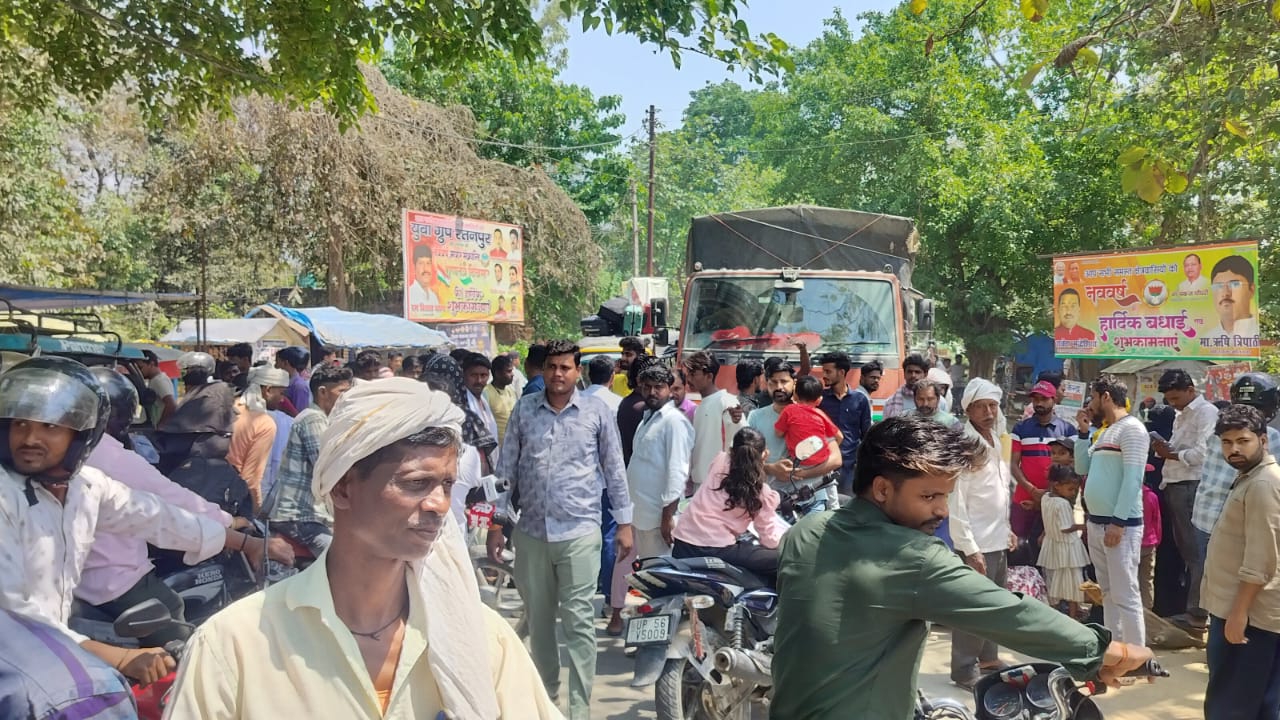 नौतनवा में आधार सेंटर बना विवाद का केंद्र, ऑपरेटर की मनमानी के खिलाफ सड़क पर उतरे सैकड़ों लोग, जानिए पूरा मामला