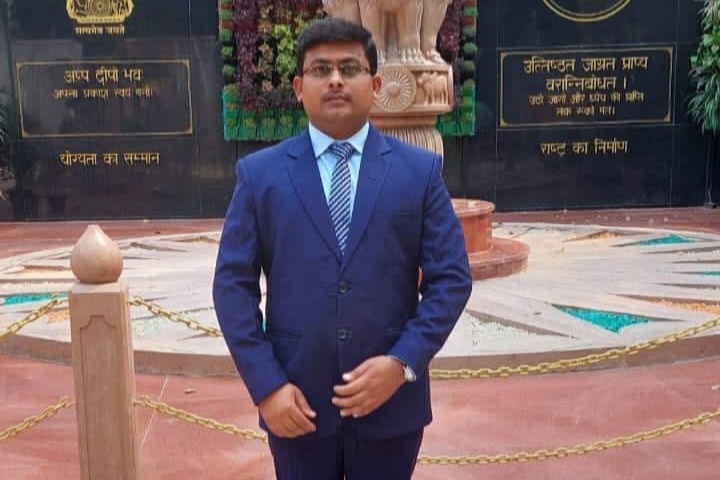 गांव के बेटे ने किया कमाल, लेखपाल पद से उठकर समीक्षा अधिकारी बने मुनीन्द्र त्रिपाठी, क्षेत्र में खुशी की लहर
