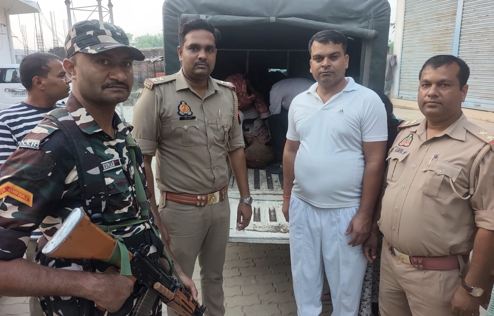 भटक कर आबादी के बीच पहुंचा काकड़ हिरण, वन विभाग और पुलिस की सूझबूझ से बची जान