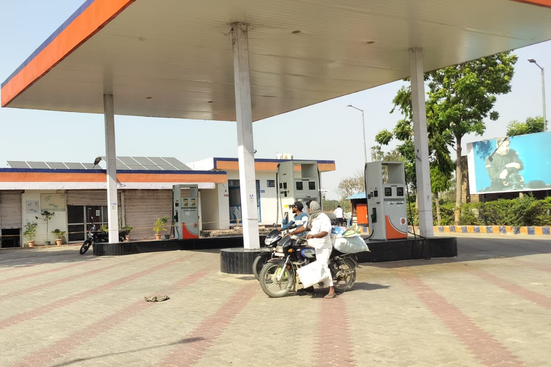 ईंधन संकट से बेहाल महराजगंज, एक पंप से दूसरे पंप तक भटक रही जनता, बेबस हुए वाहन चालक