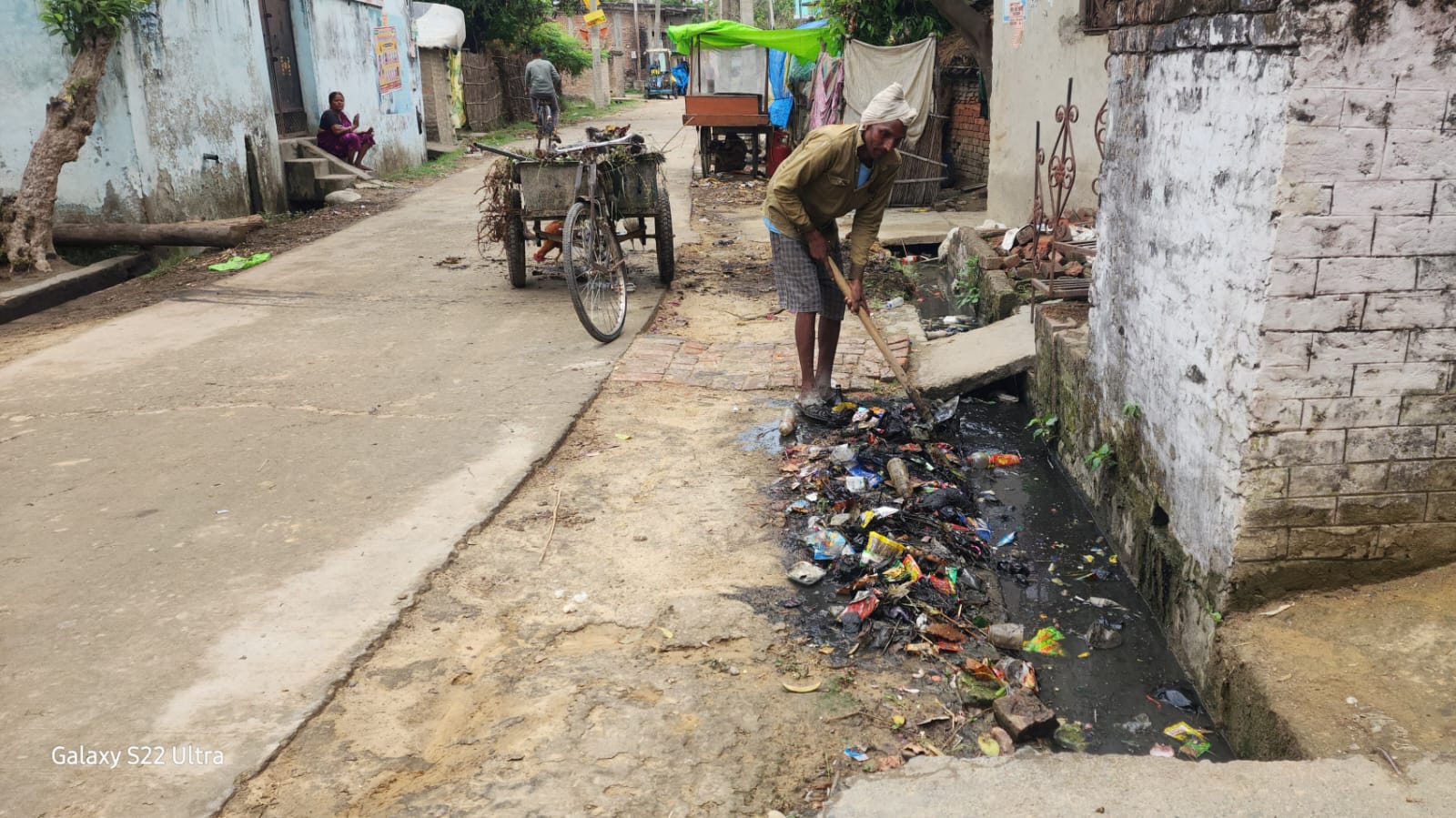 Maharajganj: गांव में सफाई नहीं, सिर्फ कागजी खानापूर्ति का खेल, रोस्टर सिस्टम पूरी तरह फ्लॉप