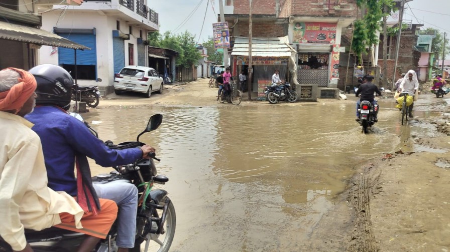Maharajganj: एक फीट पानी में डूबी आरसीसी सड़क, जल निकासी के अभाव में लोगों की बढ़ी परेशानी
