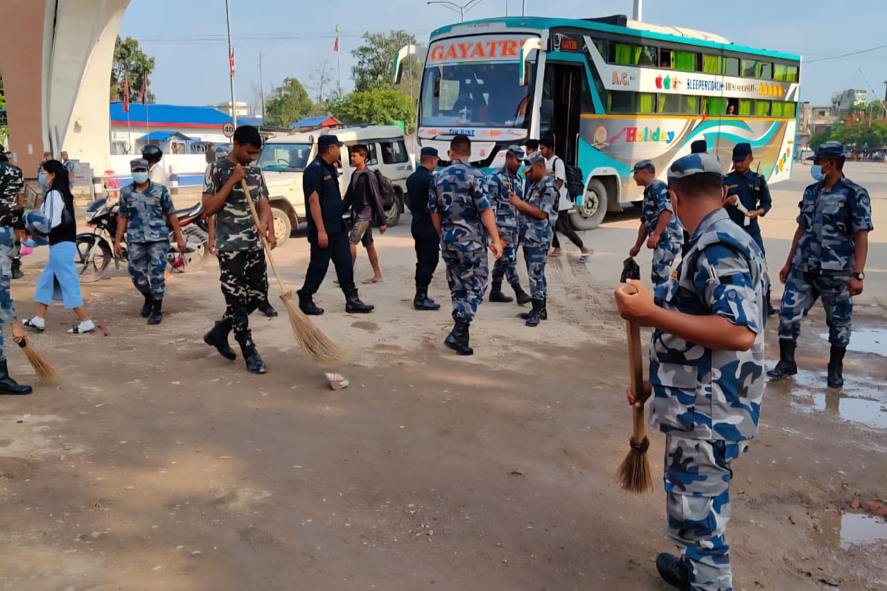 भारत-नेपाल सीमा पर चला वृहद सफाई अभियान, जवानों ने लिया स्वच्छता का संकल्प