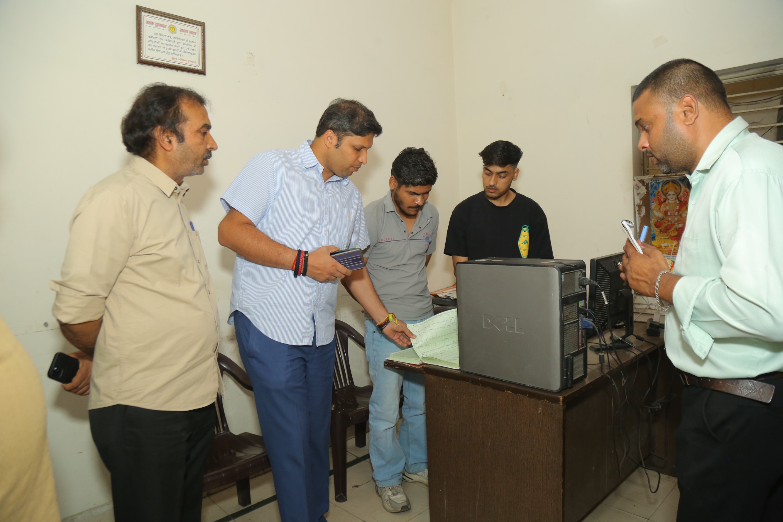 भीषण गर्मी के बीच डीएम अलर्ट मोड पर, बिजली कंट्रोल रूम का किया निरीक्षण, उपभोक्ताओं से फोन पर लिया फीडबैक