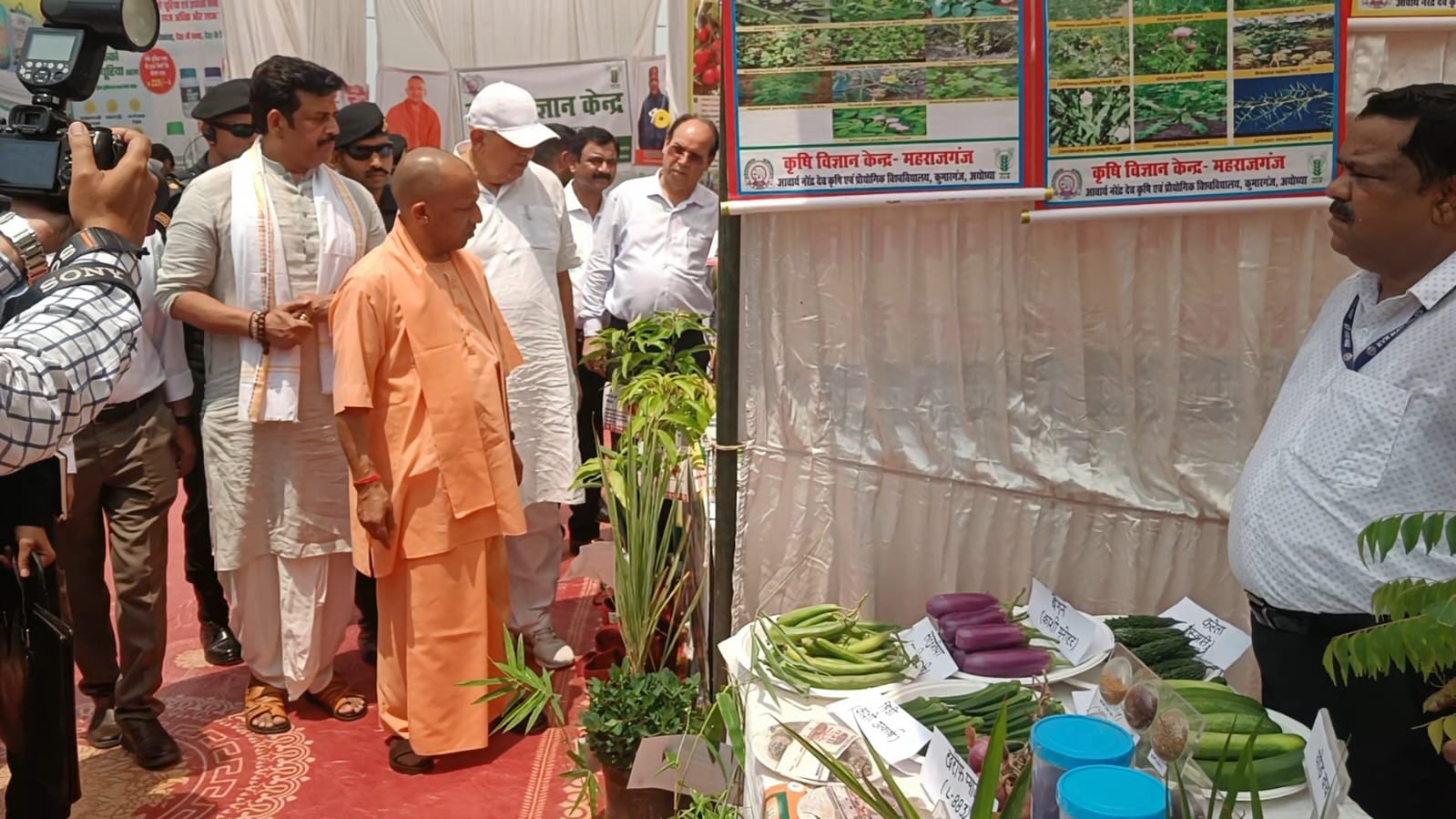 सीएम योगी ने लिया खरीफ सीजन की तैयारियों का जायजा, विभागीय स्टालों का निरीक्षण भी किया