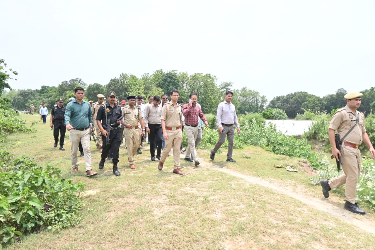 महराजगंज में बाढ़ को लेकर हाई अलर्ट, डीएम-एसपी ने किया संवेदनशील क्षेत्रों का निरीक्षण