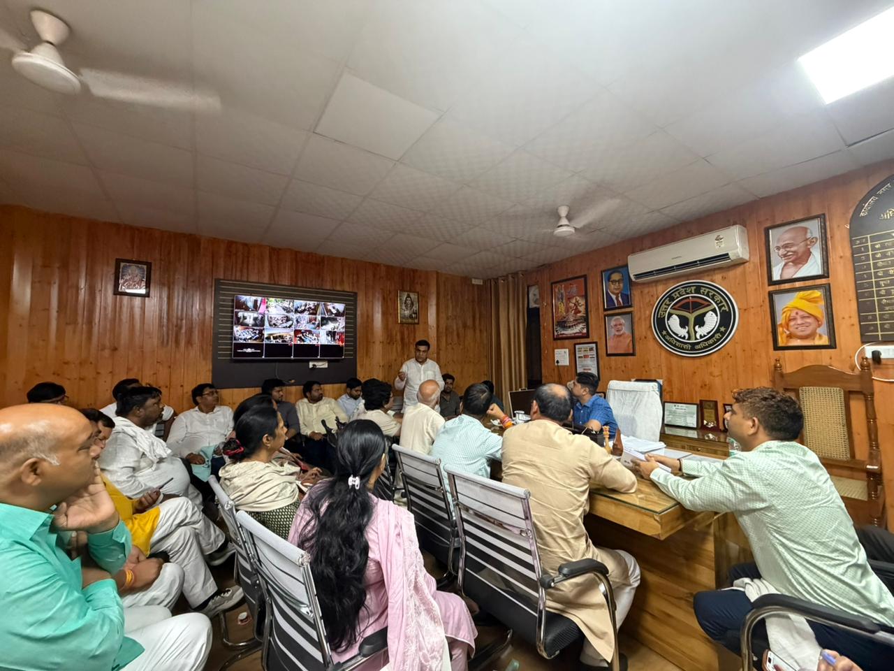 समस्याओं को लेकर लोनी के नए ईओ से मिले सभासद, जनसुविधाओं और विकास कार्यों पर उठाई आवाज