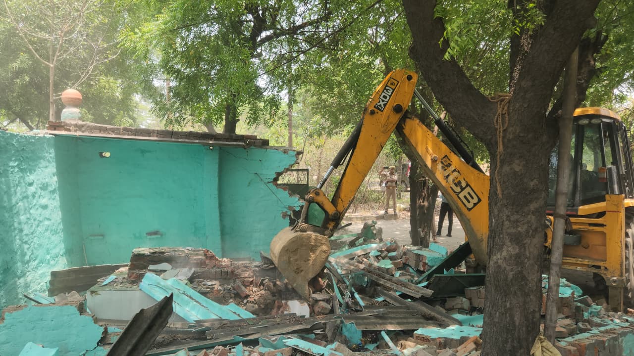 ट्रोनिका सिटी में अवैध मजार पर चला बुलडोजर, 400 से ज्यादा पुलिसकर्मियों की मौजूदगी के बीच हुई कार्रवाई