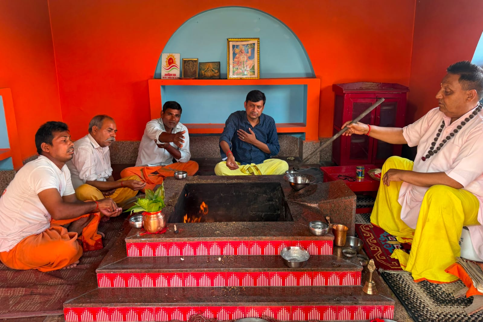लखनऊ अग्निकांड के दिवंगतों की आत्मा की शांति के लिए रामपुर में सामूहिक प्रार्थना, नर्मदेश्वर मंदिर में हुआ हवन
