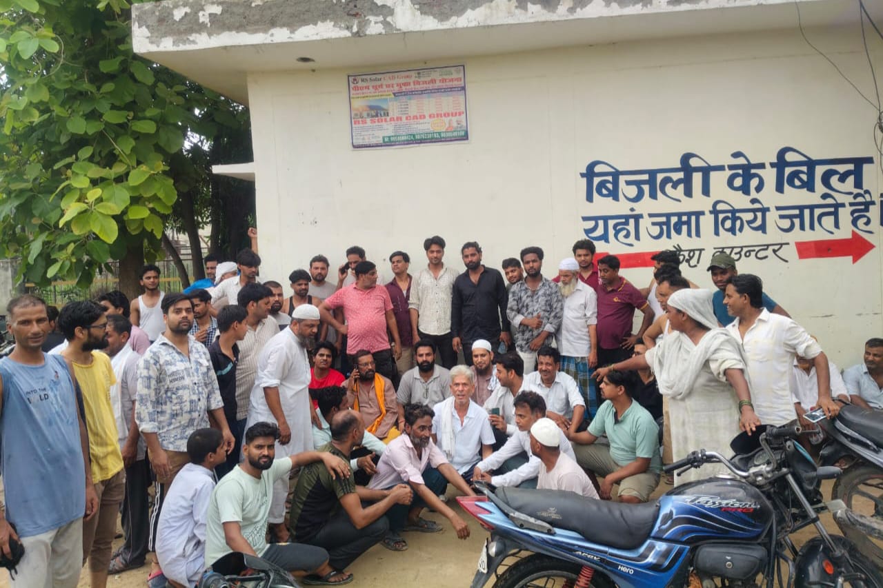 भीषण गर्मी में बिजली संकट बना मुसीबत, लोनी में विभाग के खिलाफ जनता का प्रदर्शन, जनजीवन प्रभावित